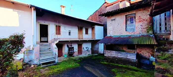 Casa con 9 locali in vendita in Frazione San Nicolao Curino, Curino