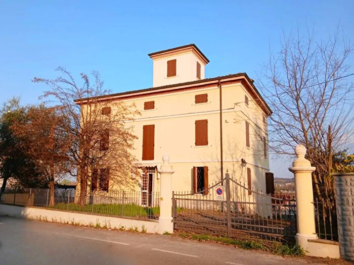 Casa con 11 locali in vendita in Via Modenese, Vignola