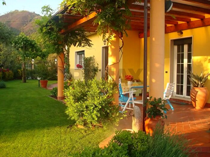 Casa con 14 locali in vendita in Montignoso