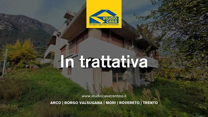 Casa con 8 locali in vendita in Via Perotti, Avio