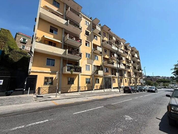 Appartamento con 5 locali in vendita in Via Michelangelo da Caravaggio, Napoli