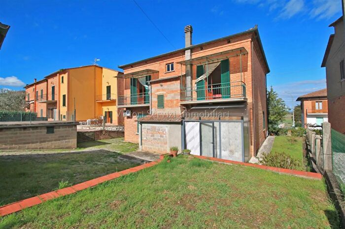 Casa con 9 locali in vendita in Via della Resistenza, Montepulciano
