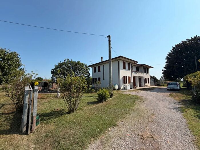Casa con 11 locali in vendita in Via Fossello, Lendinara