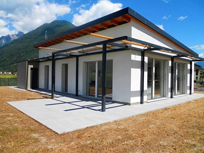 Casa quadrilocale in vendita in Via della Torre Dubino, Dubino