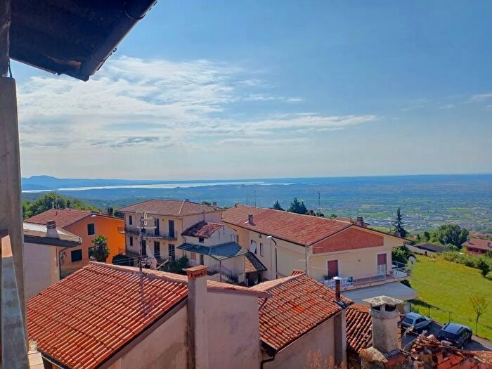 Casa quadrilocale in vendita in Via Valle di Ronco, Serle