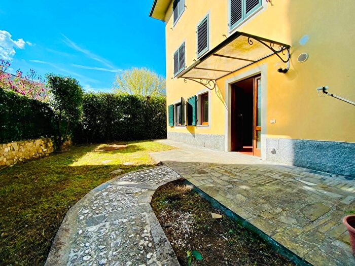 Appartamento trilocale in vendita in Via del Cimitero di Vicopelago, Lucca