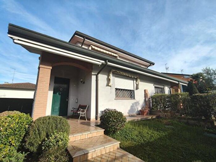 Casa con 6 locali in vendita in Porto Viro