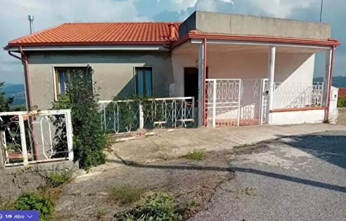 Casa con 5 locali in vendita in Via Adua, Zungri