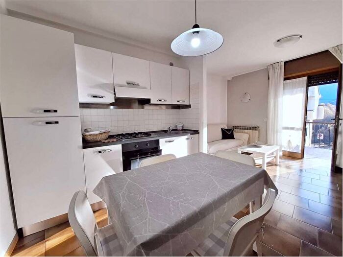 Appartamento trilocale in affitto in Via Manzoni, Centro, Castione della Presolana