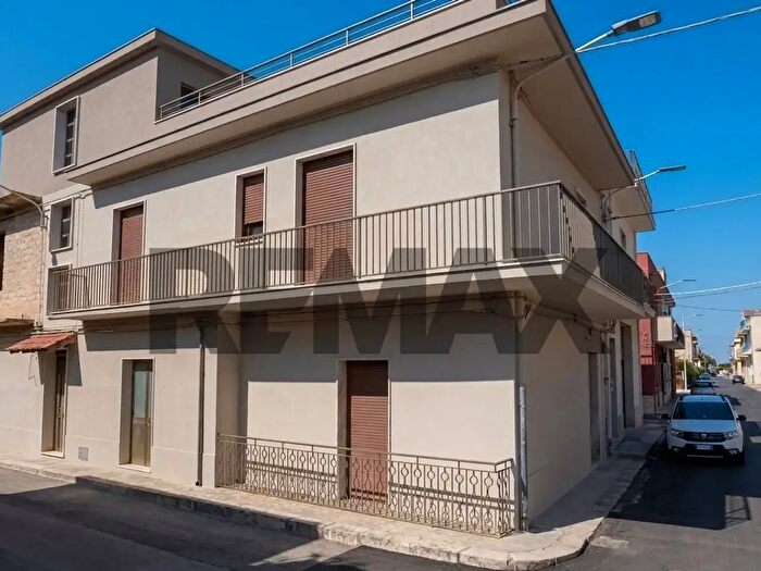 Casa con 7 locali in vendita in Via Paolo Braccini Angolo Via XXV Aprile, Comiso