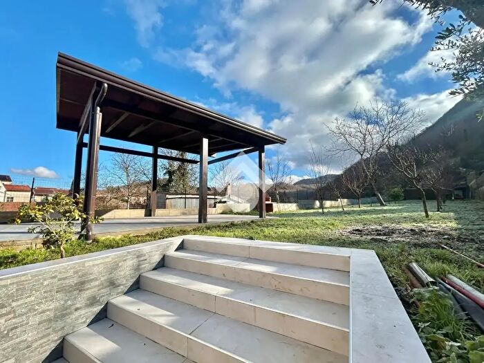 Casa quadrilocale in vendita in Via Sacchi, Cervinara