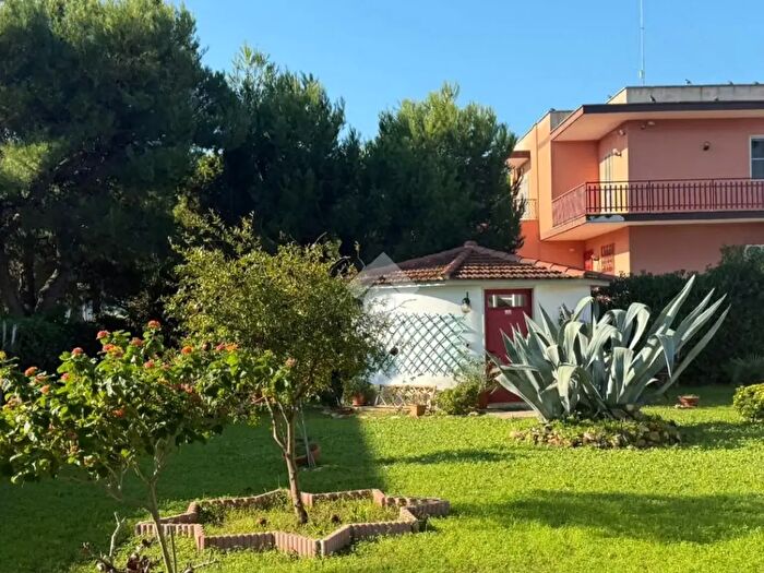 Casa con 9 locali in vendita in Strada per Lobia, Brindisi