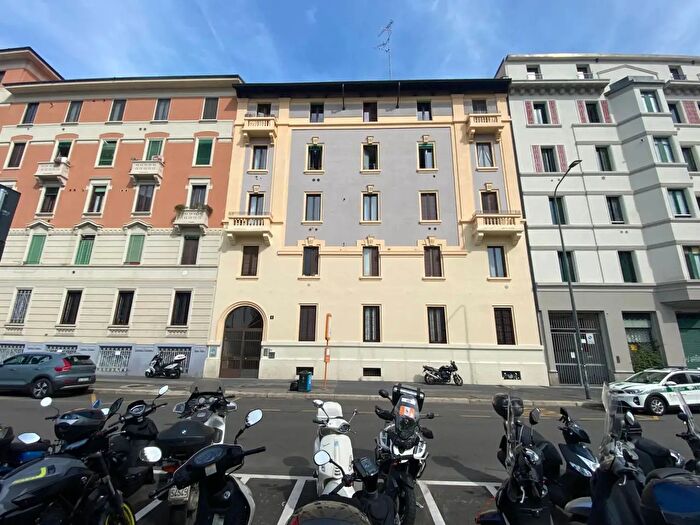 Appartamento trilocale in vendita in Via Arcivescovo Calabiana, Milano