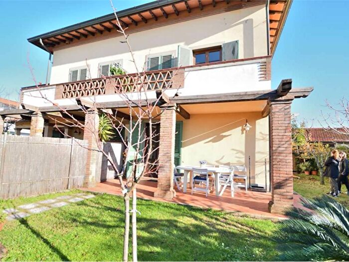 Casa quadrilocale in affitto in Centro, Forte dei Marmi
