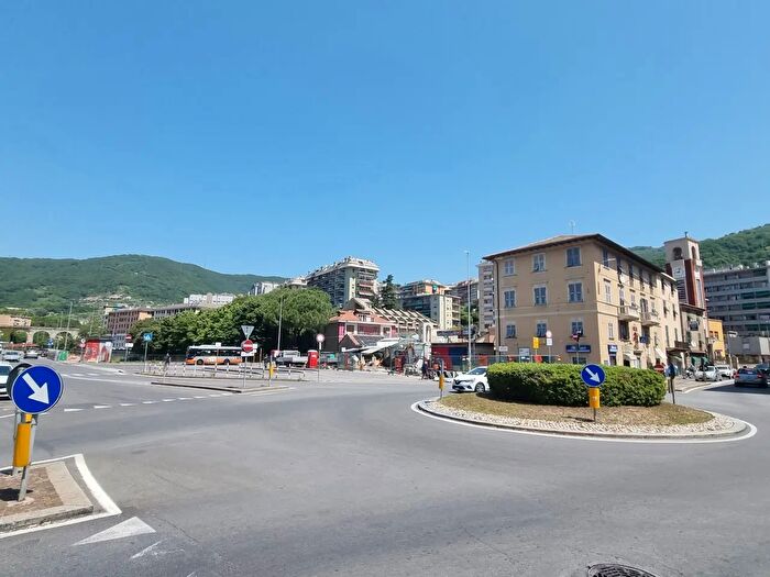 Appartamento con 7 locali in vendita in Via Molassana, Genova
