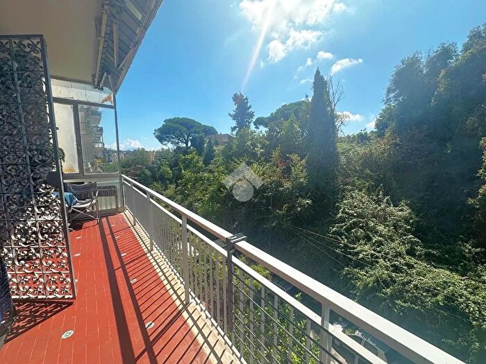 Appartamento con 5 locali in vendita in Via Gabriele Jannelli Divisibile E con Posto Auto, Napoli