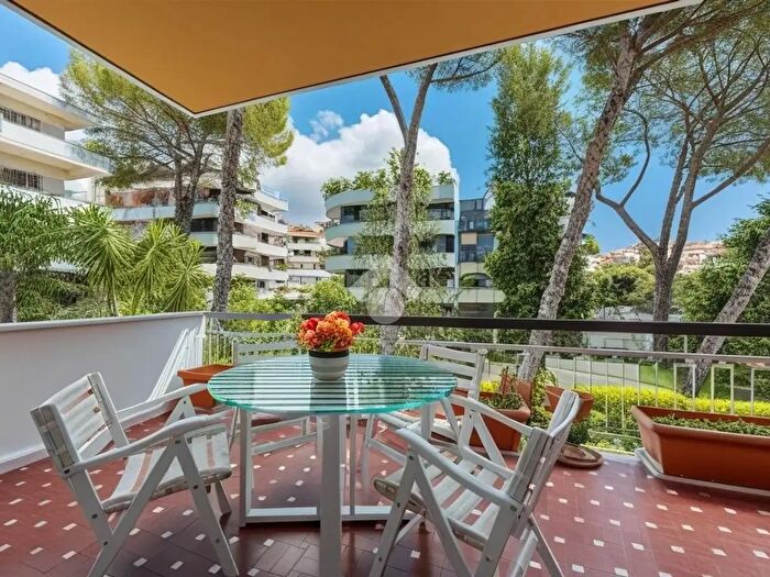 Appartamento trilocale in vendita in Viale Isacco Newton, Roma