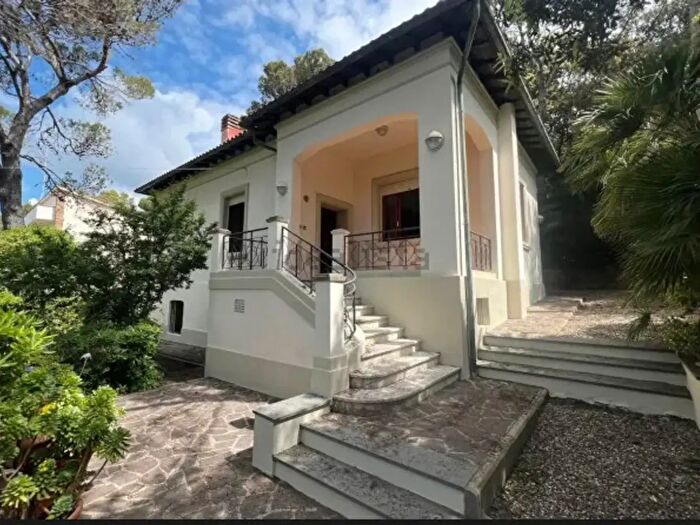 Casa con 5 locali in vendita in Via degli Oleastri, Livorno