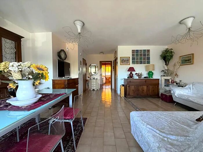Appartamento con 5 locali in vendita in Via degli Etruschi, Livorno