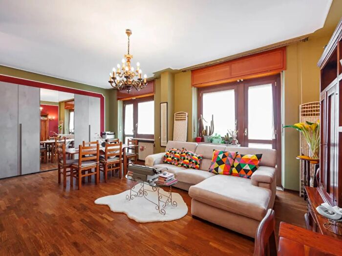 Appartamento con 6 locali in vendita in Via Monteponi, Torino