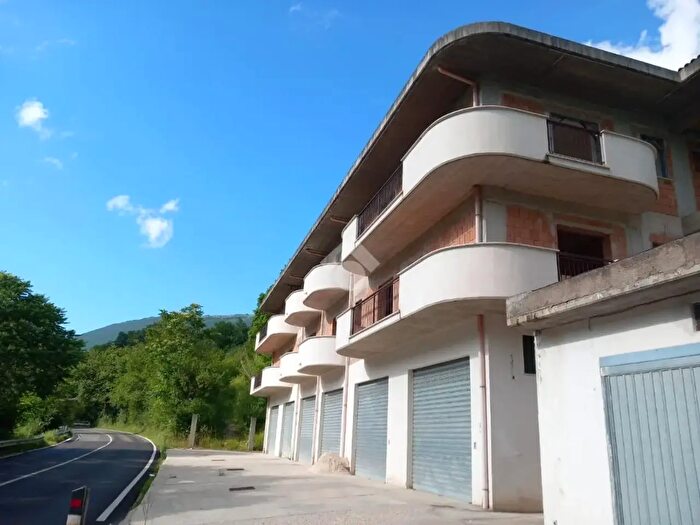 Appartamento con 5 locali in vendita in Via Roma, Civitella Roveto