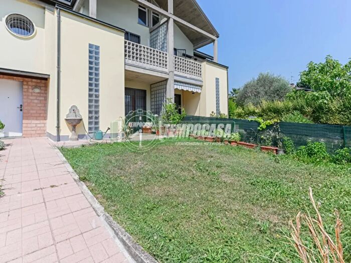 Casa quadrilocale in vendita in Via Grigna, Carnate