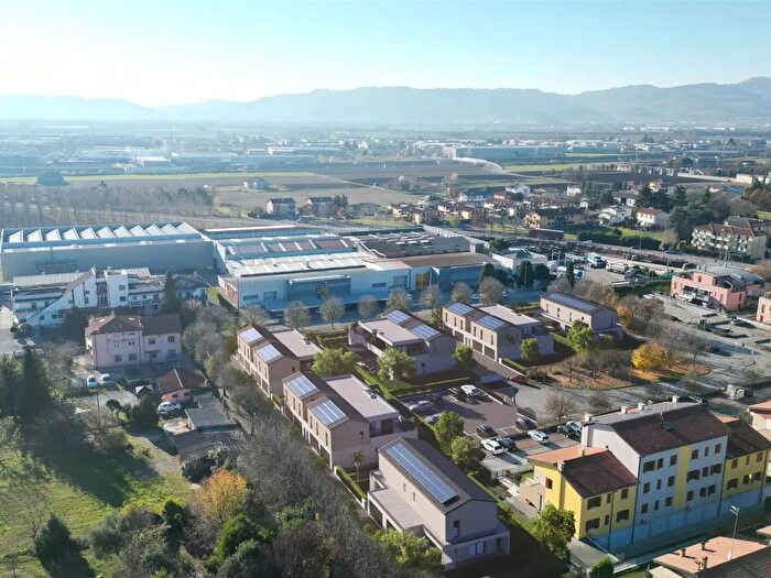 Appartamento con 6 locali in vendita in Via Martiri di Cefalonia, Montecchio Maggiore