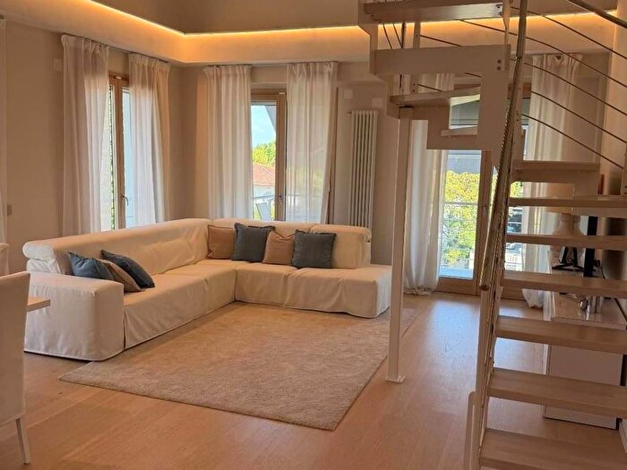 Casa con 6 locali in affitto in Via Padre Ignazio da Carrara, Vittoria Apuana, Forte dei Marmi