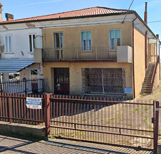 Casa con 6 locali in vendita in Via Garibaldi, Correzzola