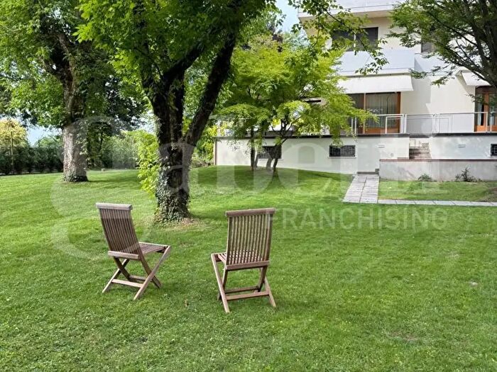 Appartamento con 5 locali in vendita in Via Arcangelo Corelli, Abano Terme
