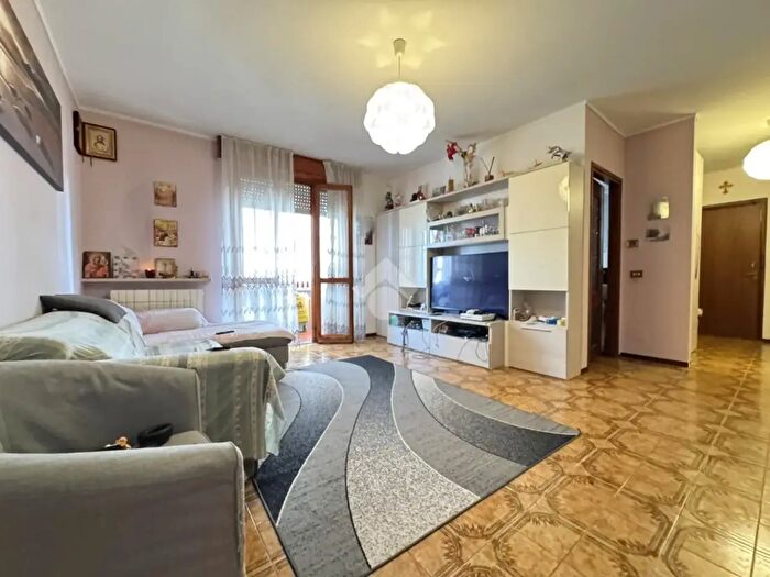 Appartamento trilocale in vendita in Via Giuseppe Gabardini, Cameri