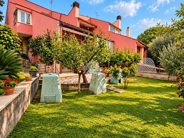 Casa con 7 locali in vendita in Via Po, Guidonia Montecelio
