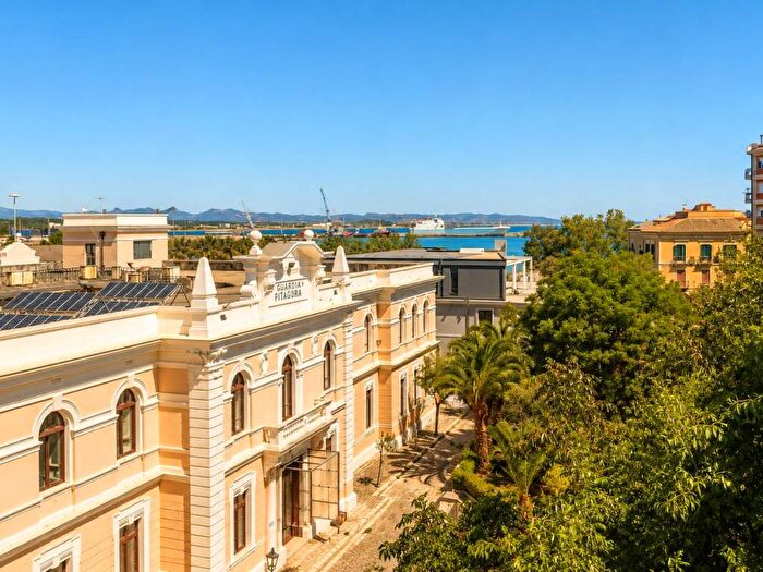 Appartamento trilocale in affitto in Piazza Umberto I, Centro, Crotone