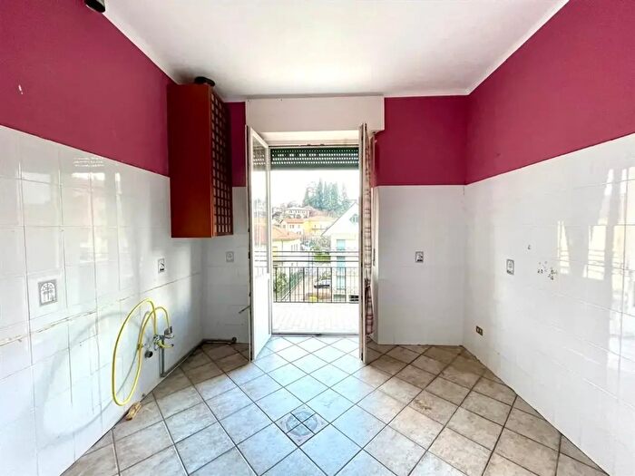 Appartamento quadrilocale in vendita in Via Italo Cremona, Gazzada Schianno