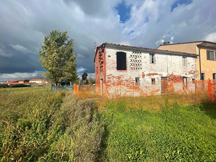 Casa con 6 locali in vendita in Altopascio