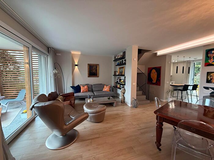 Casa con 10 locali in vendita in Via XVII Marzo, Carnate