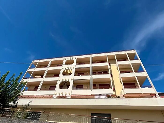 Appartamento con 5 locali in vendita in Viale Ugo Foscolo, Barcellona Pozzo Di Gotto