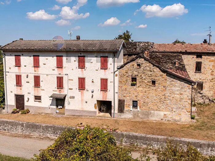 Casa con 8 locali in vendita in Localita' Case Pilato, Solignano