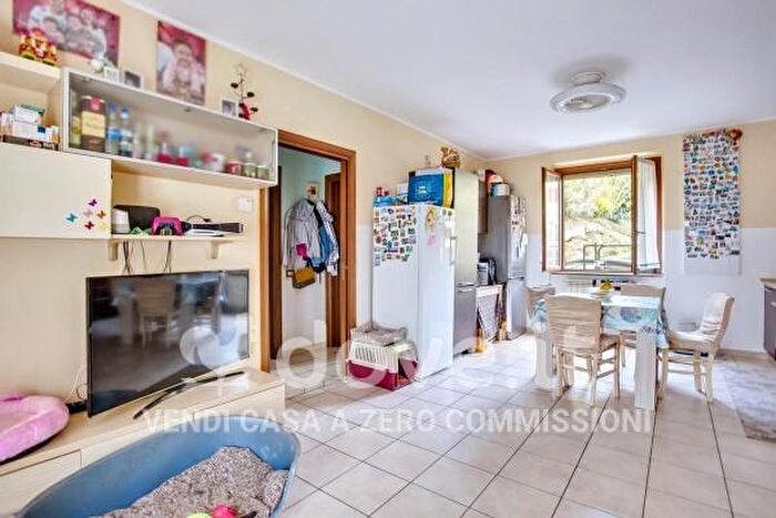 Appartamento trilocale in vendita in Via Profaré a, Laveno Mombello