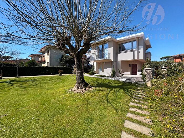 Casa con 11 locali in vendita in Forte Dei Marmi