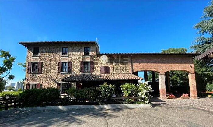 Casa con 12 locali in vendita in Vignola