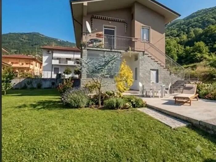 Casa con 9 locali in vendita in Carrara