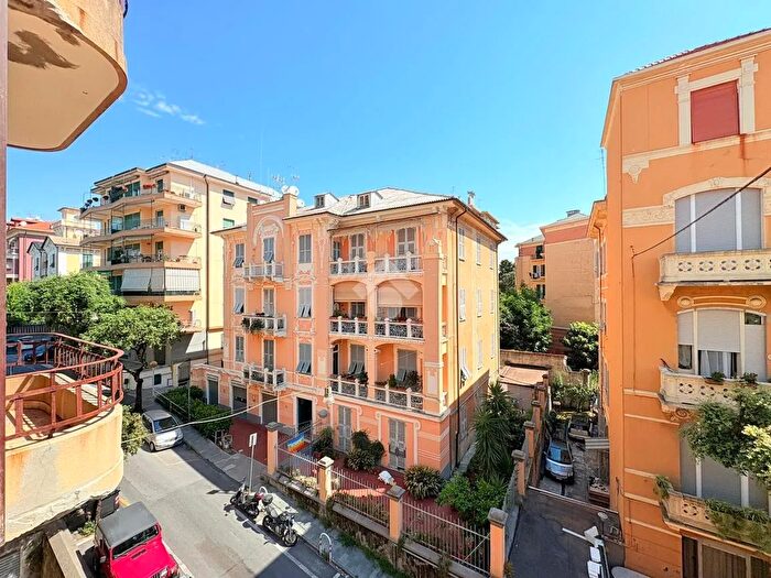 Appartamento con 5 locali in vendita in Via Montegrappa, Savona