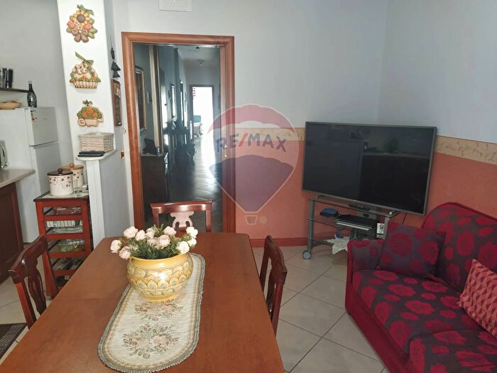 Appartamento con 6 locali in vendita in Emanuele Carfì, Gela