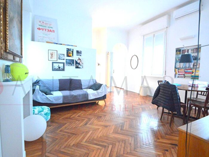 Appartamento bilocale in affitto in Via Lesmi, Corso Genova, Milano
