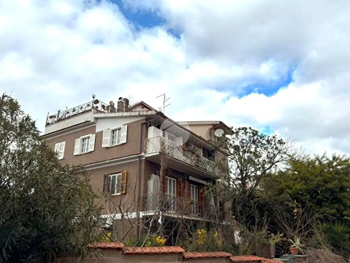 Appartamento quadrilocale in vendita in Via Mormanno, Roma