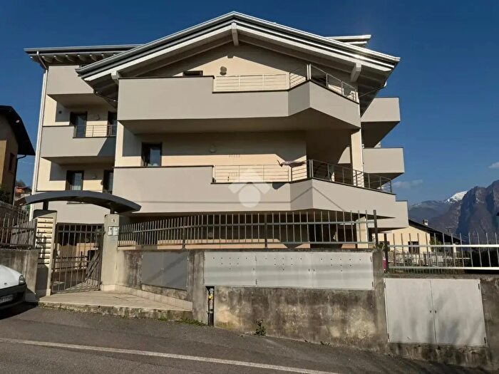 Appartamento trilocale in vendita in Via I Maggio, Solto Collina