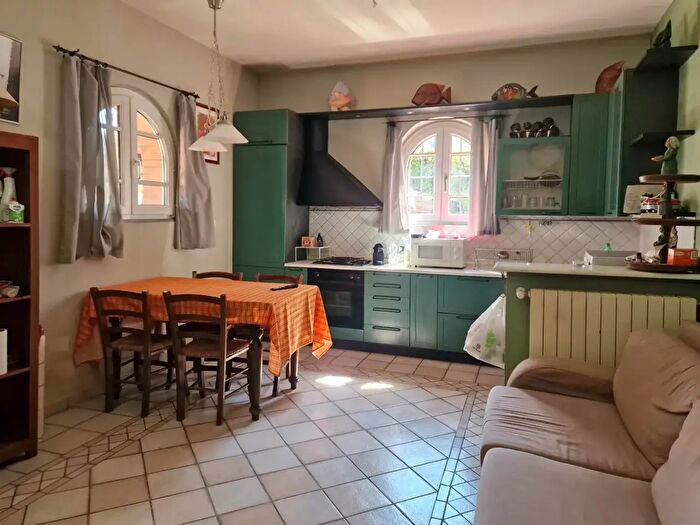 Casa trilocale in vendita in Massa