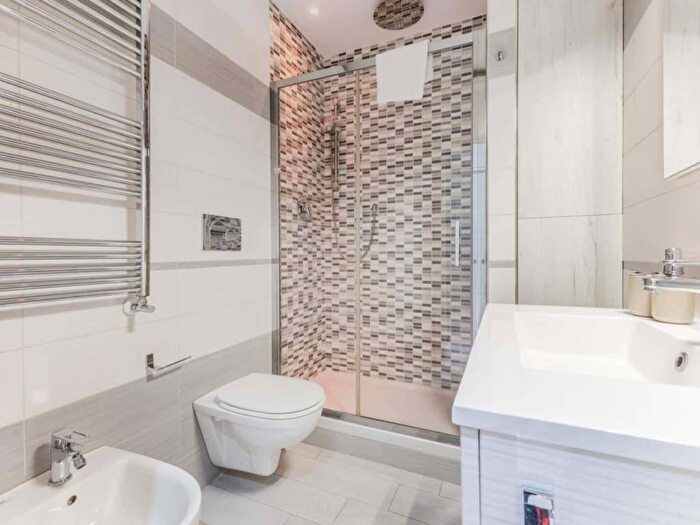 Appartamento trilocale in affitto in Via Riccardo Guruzian, Cinecittà, Roma