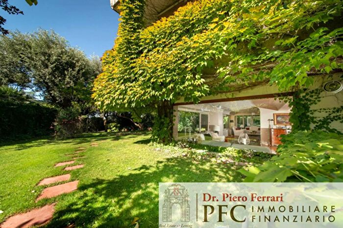 Appartamento con 13 locali in vendita in Via Manzoni Napoli, Napoli